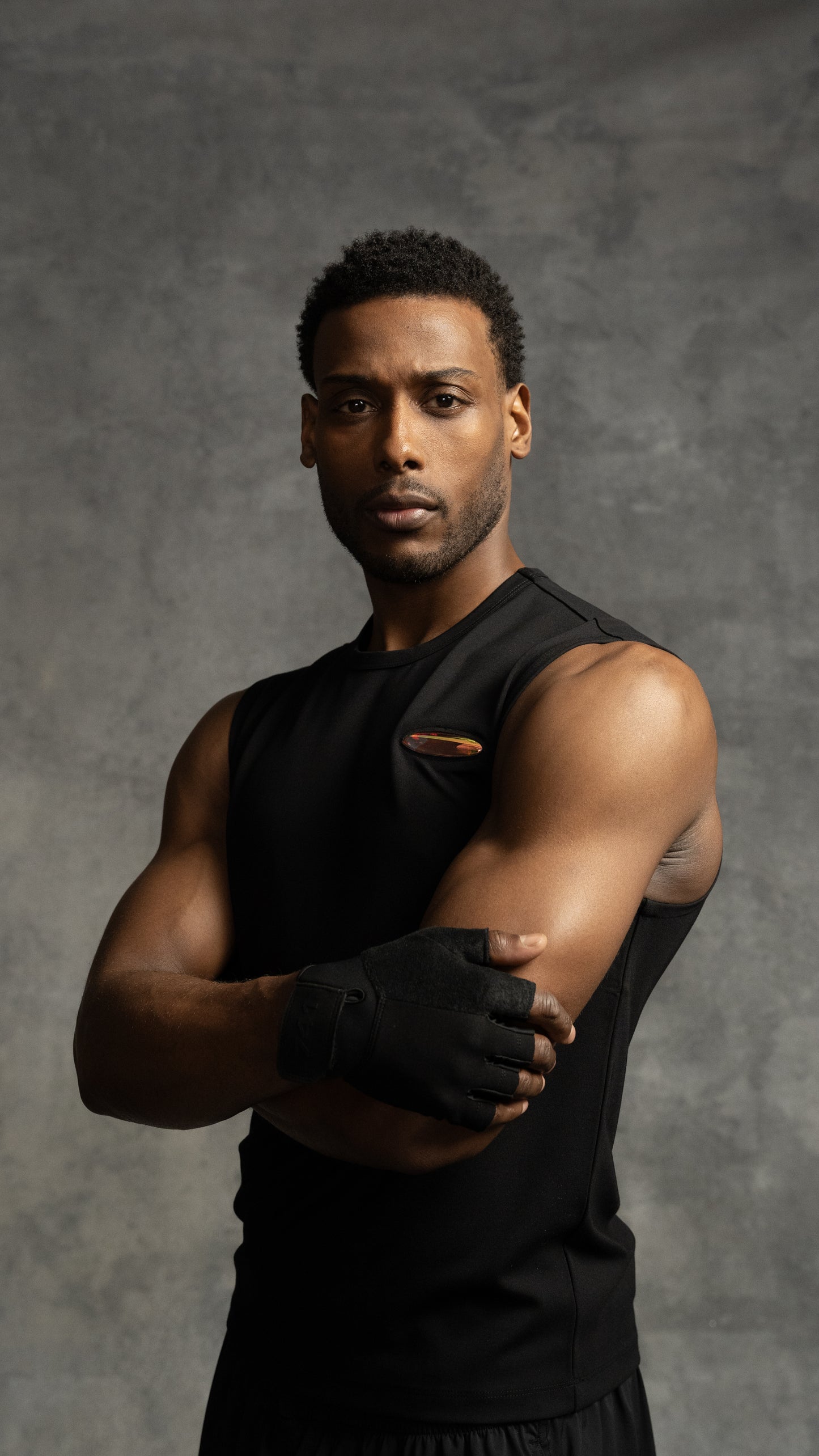 KINETIC FITTED SLEEVELESS T-SHIRT