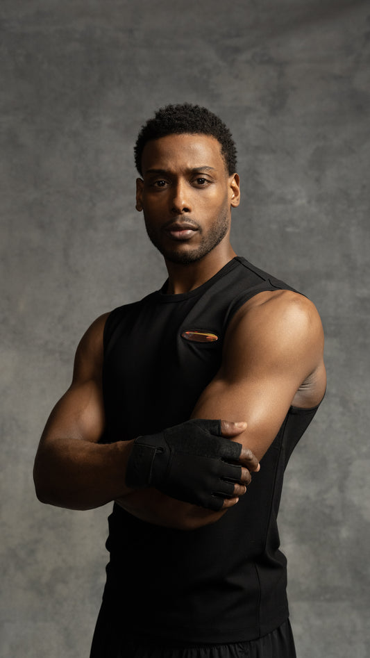 KINETIC FITTED SLEEVELESS T-SHIRT